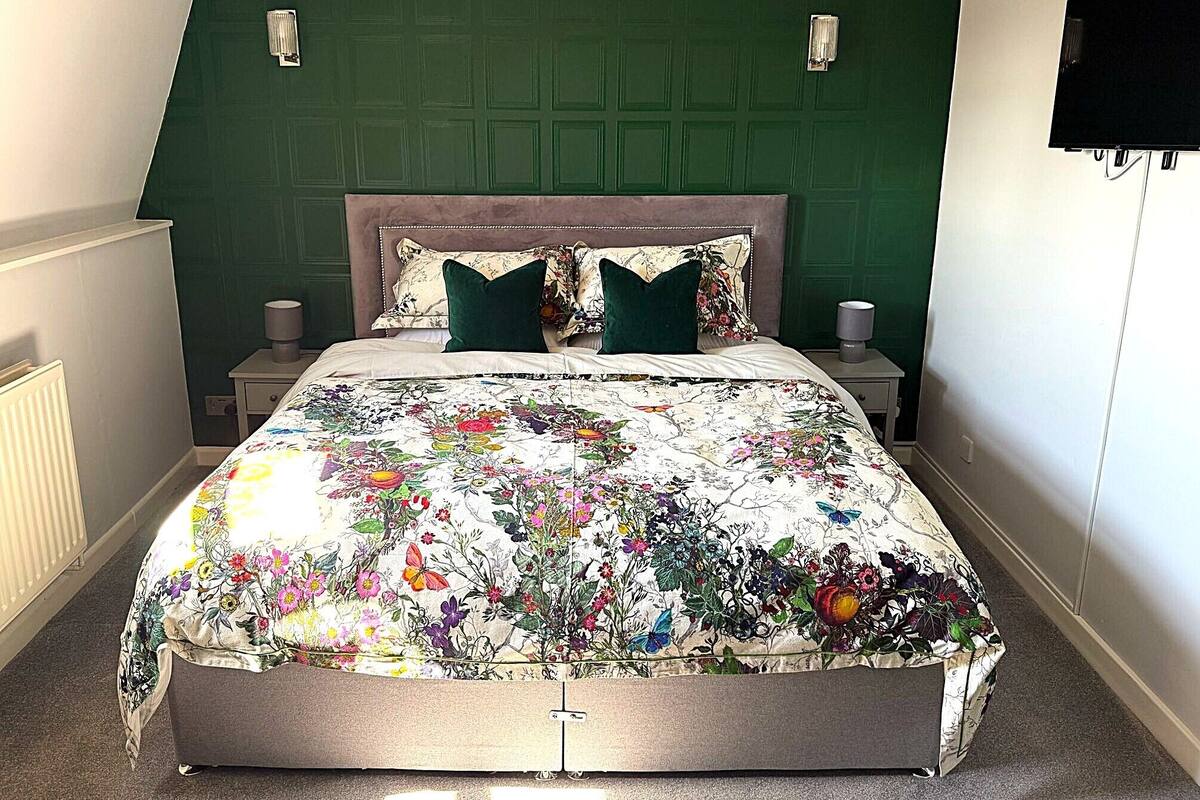 Deluxe Double or Twin Room | Minibar (some free items), blackout drapes, iron/ironing board