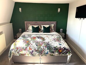 Deluxe Double Room | Free minibar items, blackout drapes, iron/ironing board, free WiFi - The White Hart (Melksham)
