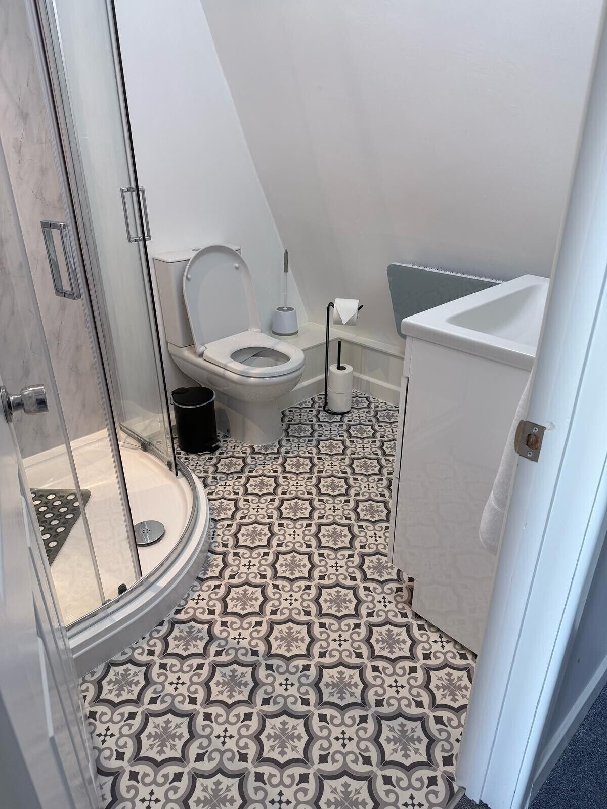 Baño con inodoro, bidé y ducha.