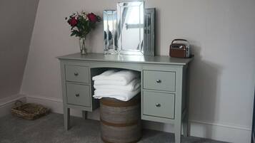 Deluxe tweepersoonskamer | Een minibar met enkele gratis items, verduisterende gordijnen