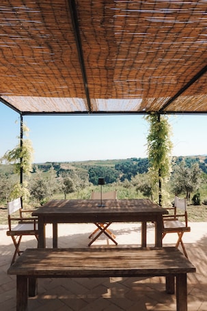 屋外ダイニングエリア. Mondomini Panoramic Cottage, stunning view on sea, hills and 8500 olive trees