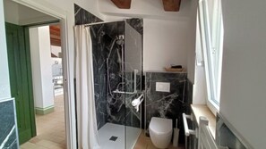 Shower, hair dryer, bidet, towels - Mondomini Panoramic Cottage, stunning view on sea, hills and 8500 olive trees (Marche)