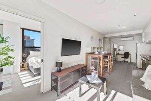 TV, offices - Modern 2BR on Collins, Skyline Views & Parking (Melbourne)