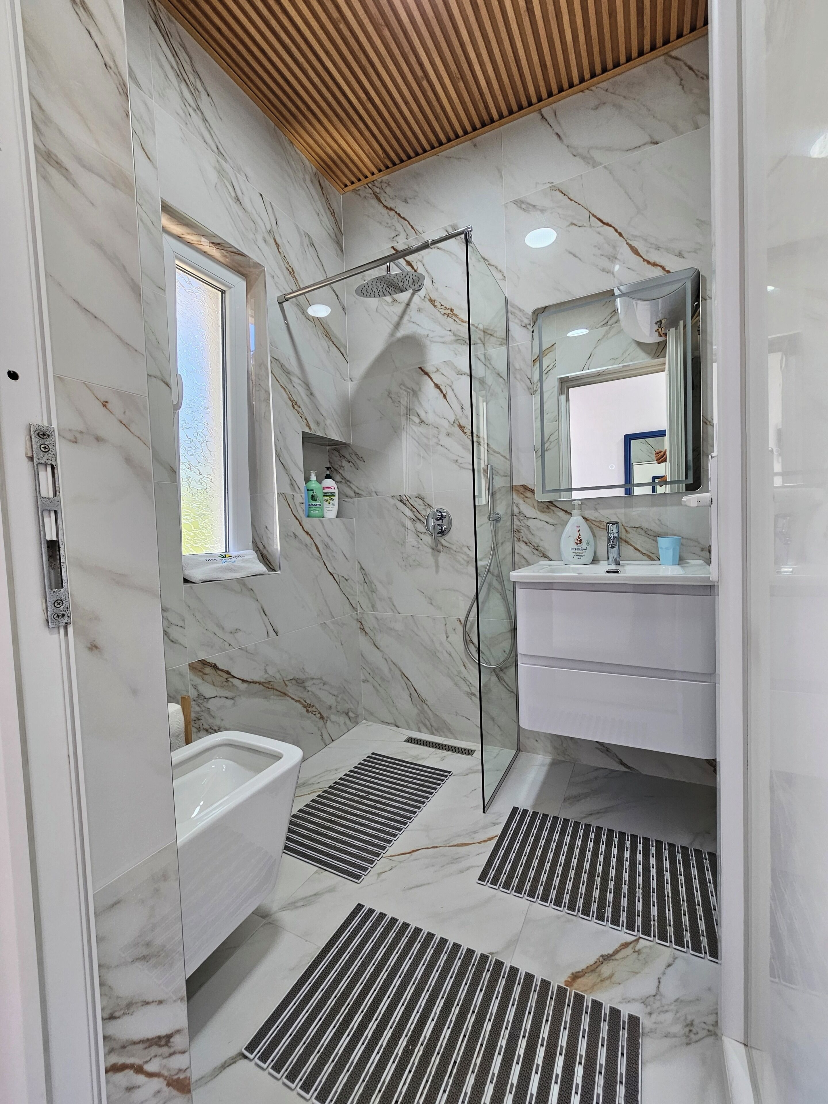 Douche, sèche-cheveux, bidet, serviettes fournies