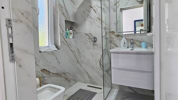 Douche, sèche-cheveux, bidet, serviettes fournies