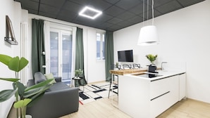 Un apartamento moderno con cocina, comedor y sala de estar.
