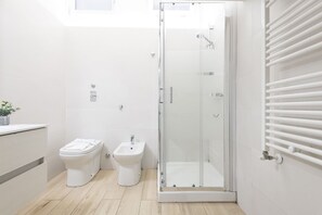 Dusj, hårføner, bidé og håndklær