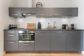 Fridge, microwave, stovetop, dishwasher