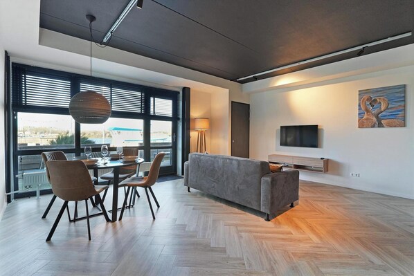 TV, video library - Luxury apartment with private terrace, spacious living room, and stunning view of the Inner Harbor. (Stellendam)