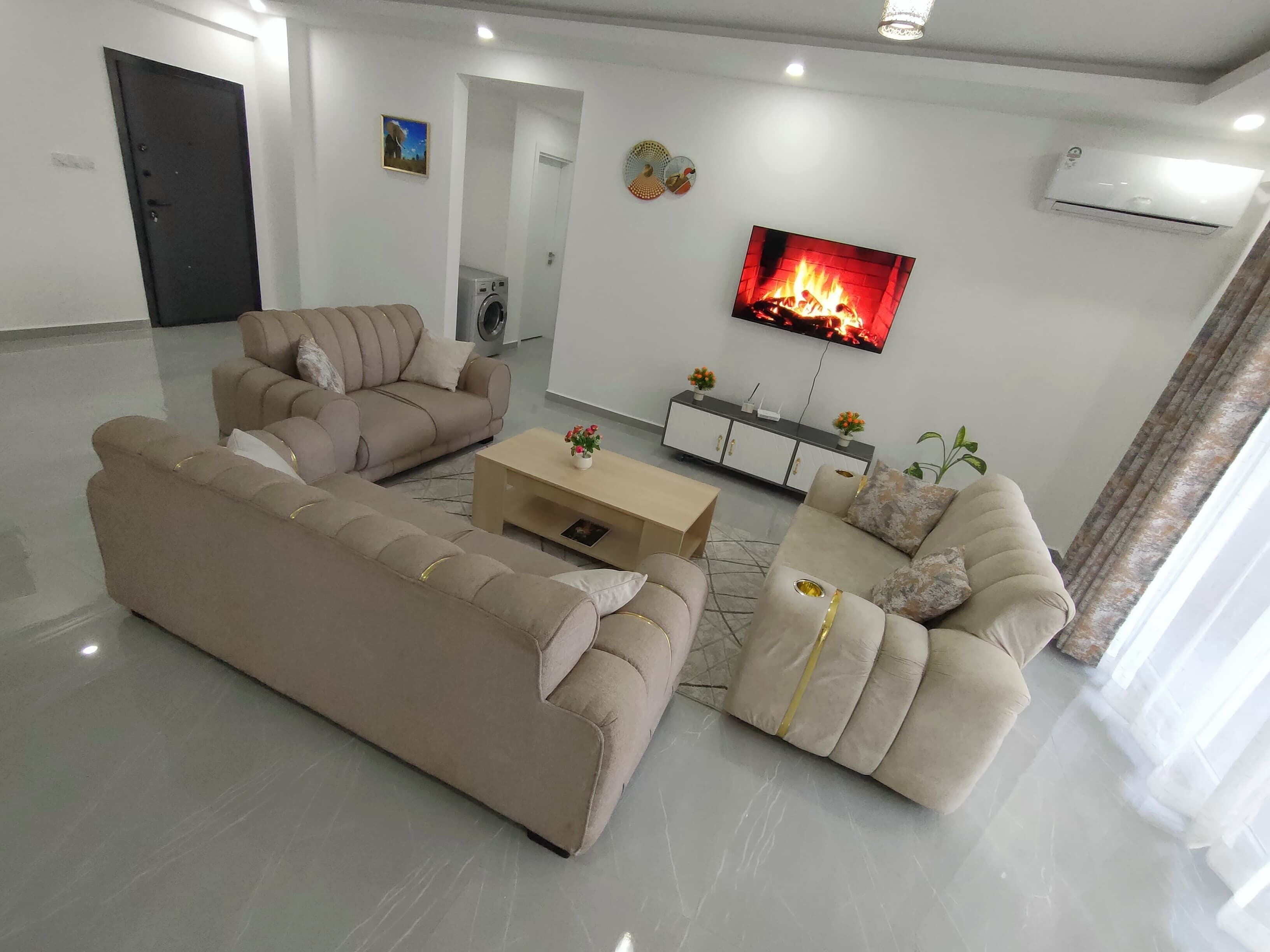 Una Smart TV, una chimenea