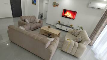 Una Smart TV, una chimenea