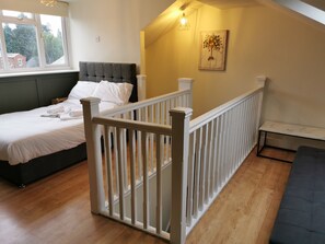 4 dormitoris, escriptori i planxa i posts de planxar