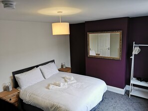 4 bedrooms, desk, iron/ironing board, travel cot - Spacious & Stylish Pet-Friendly Home – Perfect for Short or Long Stays (Kidderminster)