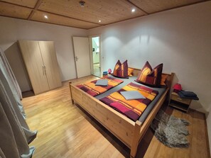 2 quartos, escrivaninha, berço de viagem, Wi-Fi de cortesia