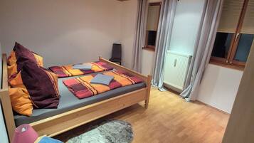 2 Schlafzimmer, Schreibtisch, Reisekinderbett, kostenloses WLAN