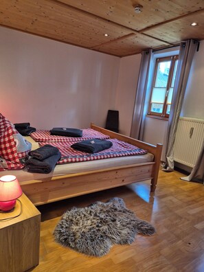 2 bedrooms, desk, travel cot, free WiFi