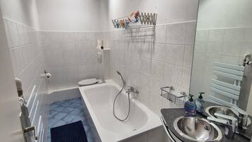 Chuveiro, secador de cabelo, toalhas de banho, papel higiênico