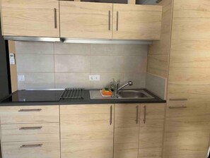 Kühlschrank, Mikrowelle, Herdplatte, Wasserkocher mit Kaffee-/Teezubehör