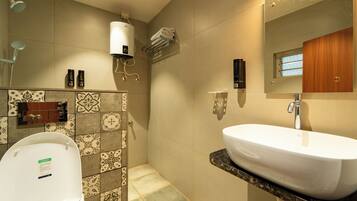 Deluxe Room, River View | Bathroom | Towels, soap, shampoo