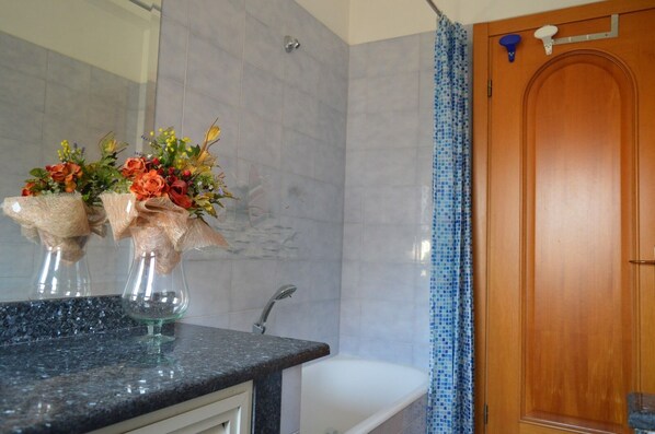 Séchoir à cheveux, bidet, serviettes fournies, savon