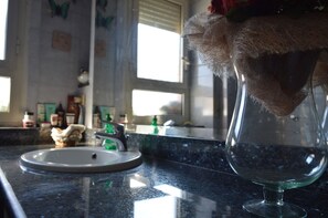 Haartrockner, Bidet, Handtücher, Seife