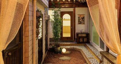 Hanok Private House with charming front yard at Dongdaemun