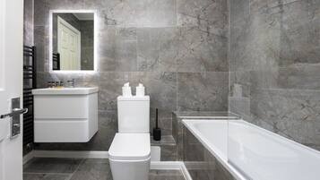 Apartment | Bilik Mandi | Gabungan pancuran/tab mandi, tab mandi rendaman dalam