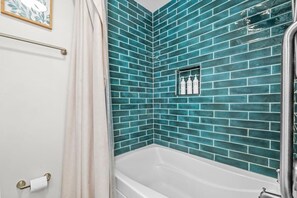 Douche, sèche-cheveux, shampoing