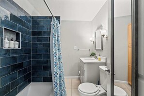 Douche, sèche-cheveux, shampoing