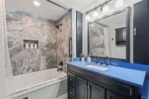 Douche, sèche-cheveux, shampoing
