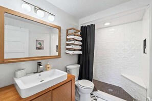 Douche, sĂšche-cheveux, shampoing