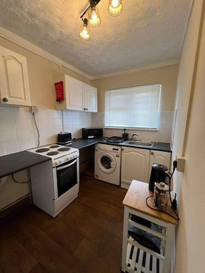 Apartment | Private kitchen - Walthamstow - Apartment - Stay 3 - Street Parking (London)