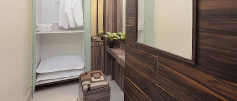 Family Double Room | Hypo-allergenic bedding, desk, laptop workspace, free WiFi