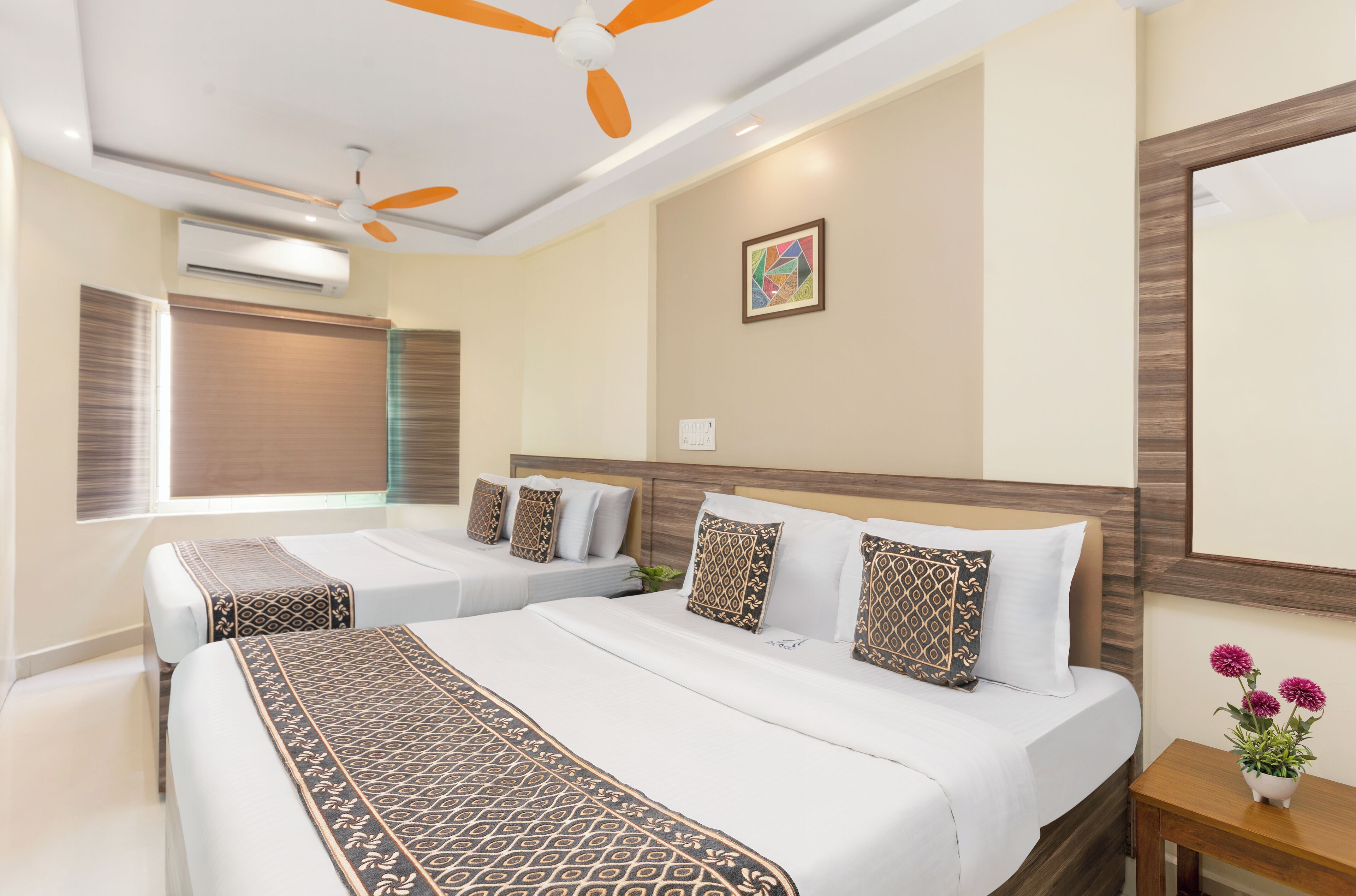 ファミリー ダブルルーム | 低刺激性寝具、デスク、可動式ベッド、WiFi (無料)