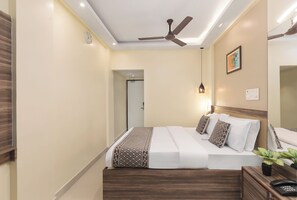Deluxe Double Room | Hypo-allergenic bedding, desk, laptop workspace, free WiFi - The Cubic Stays (Chennai)