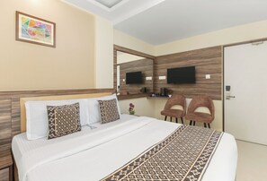Family Double Room | Hypo-allergenic bedding, desk, laptop workspace, free WiFi - The Cubic Stays (Chennai)