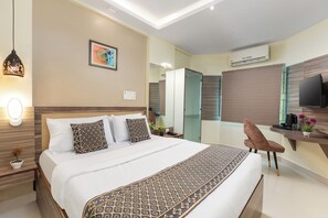 デラックス ダブルルーム | 低刺激性寝具、デスク、可動式ベッド、WiFi (無料)