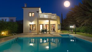 A two-story building with a pool in front, featuring a balcony with outdoor seating and a view of the moon. - Villa Tsikkos Pende in Argaka (Argaka)