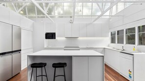 Fridge, microwave, oven, stovetop - Beautiful Noosa Heads Family Home (Noosa)