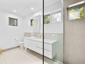 Shower - Beautiful Noosa Heads Family Home (Noosa)