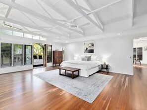 3 bedrooms, iron/ironing board, WiFi, bed sheets - Beautiful Noosa Heads Family Home (Noosa)