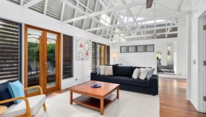 Smart TV - Beautiful Noosa Heads Family Home (Noosa)
