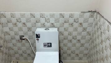 Douche, serviettes fournies, savon, papier toilette