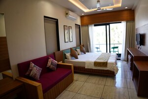 Deluxe Room | Iron/ironing board