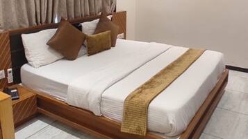 Deluxe Room | Iron/ironing board
