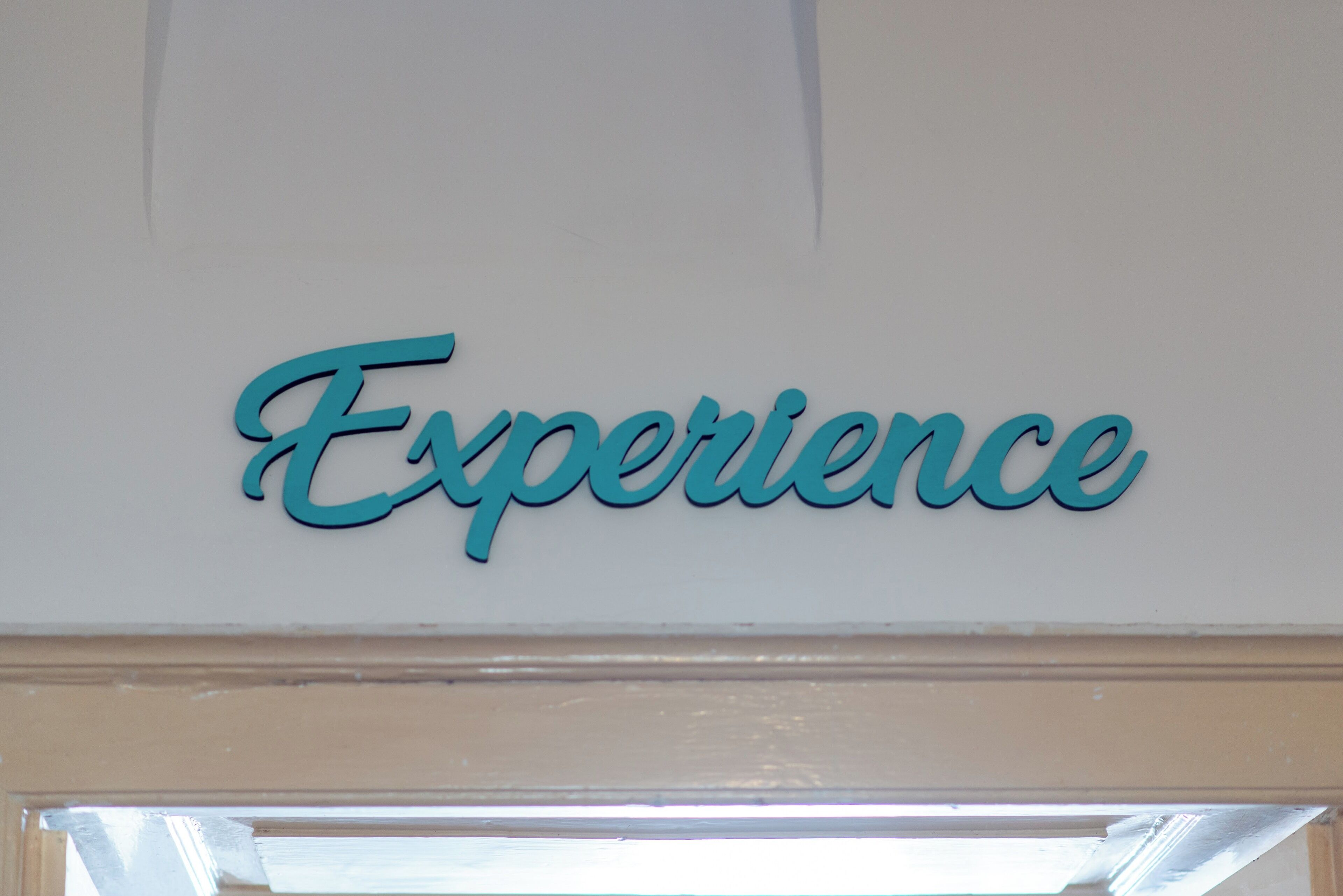 Un letrero con la palabra 'Experience' en una tipografía cursiva.