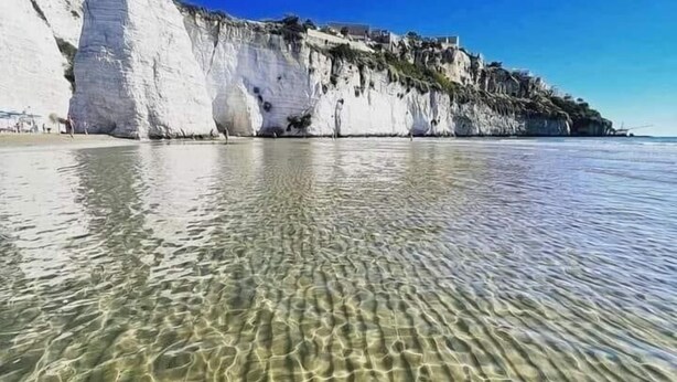 A clear beach with white cliffs and calm water. - Casa Chicchella (Vieste)