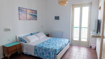 Deluxe-Dreibettzimmer, Balkon, Stadtblick | Individuell eingerichtet, Schreibtisch, schallisolierte Zimmer