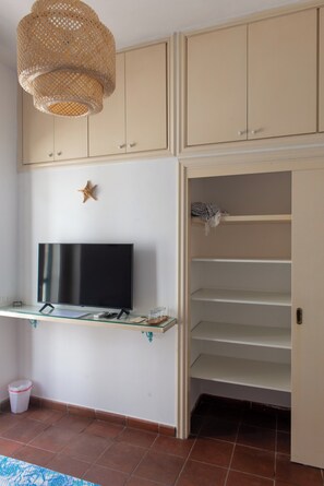 Habitación triple Deluxe, balcón, vista a la ciudad | Muebles diferentes, escritorio, insonorización y wifi gratis 