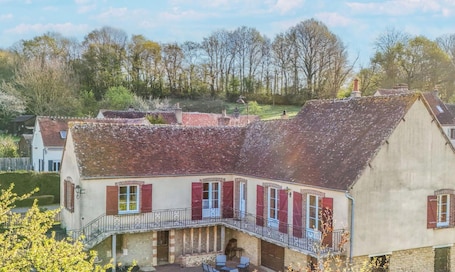 Exterior. Spacious house with garden, pets allowed, ideal for family or friends